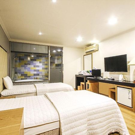 Central Hotel Changwon Bagian luar foto