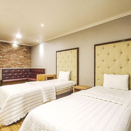 Central Hotel Changwon Bagian luar foto