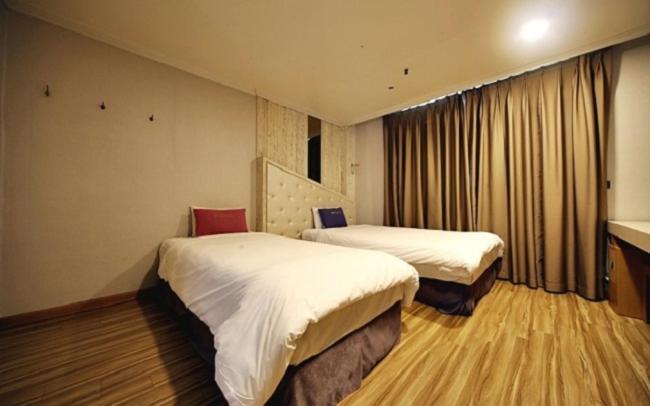 Central Hotel Changwon Bagian luar foto