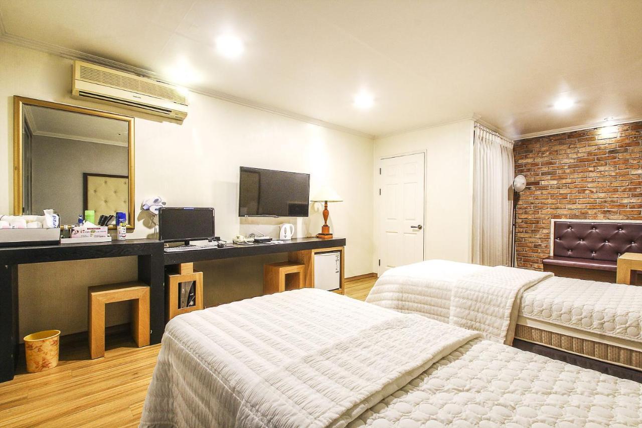 Central Hotel Changwon Bagian luar foto