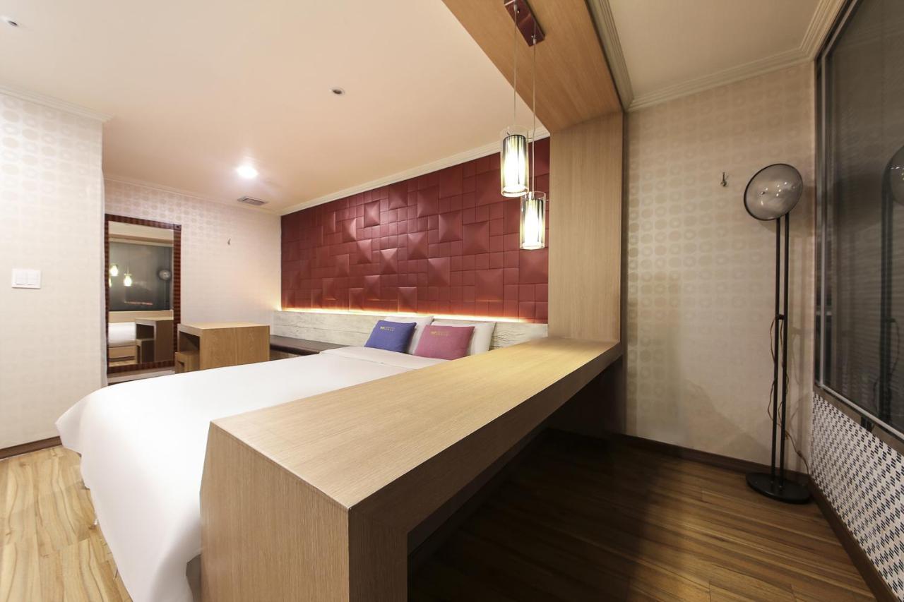 Central Hotel Changwon Bagian luar foto