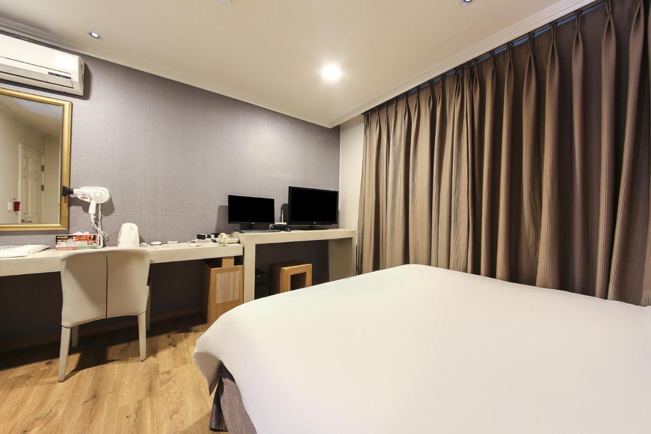 Central Hotel Changwon Bagian luar foto
