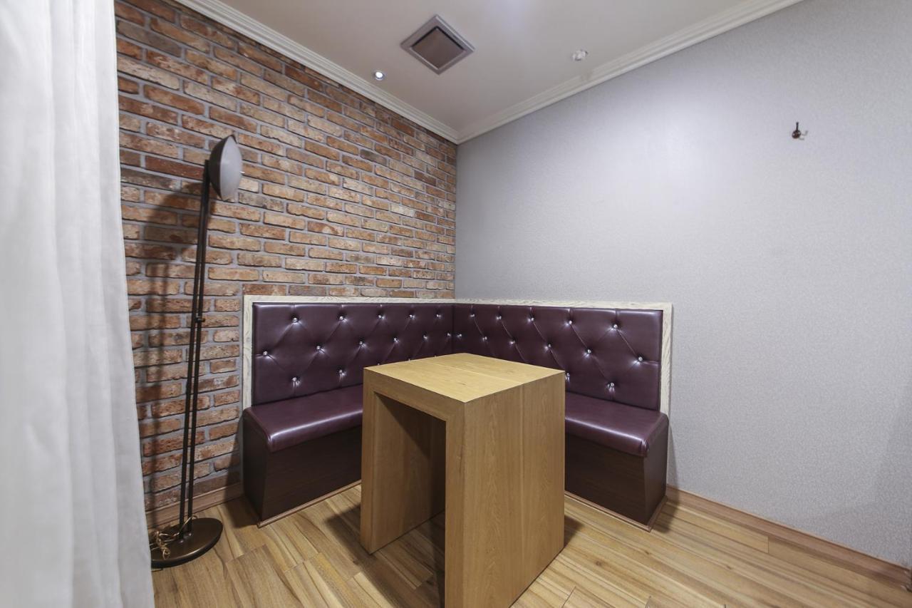 Central Hotel Changwon Bagian luar foto