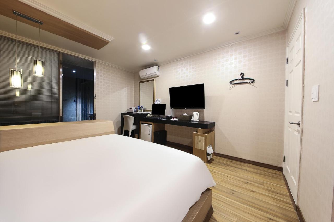 Central Hotel Changwon Bagian luar foto