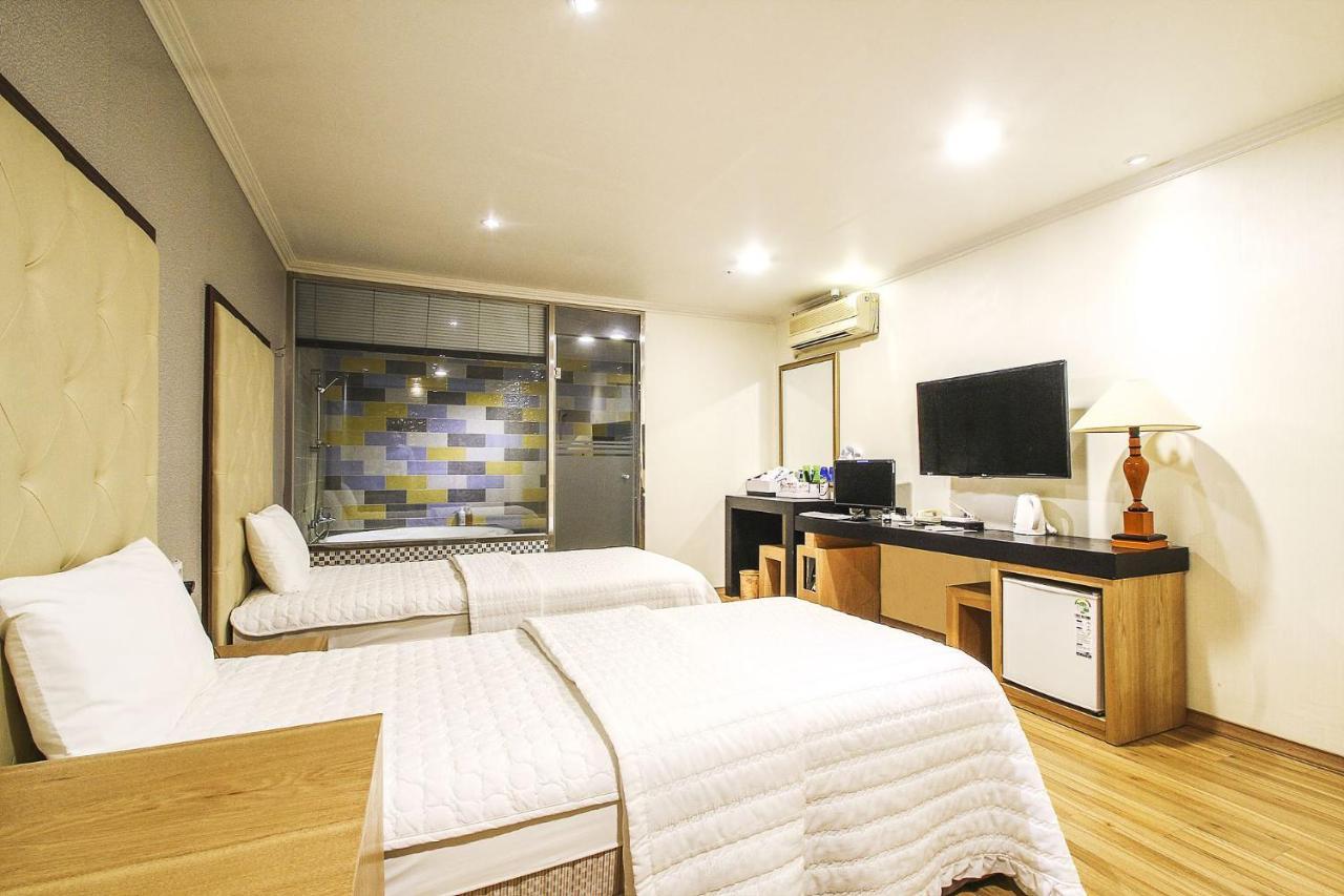 Central Hotel Changwon Bagian luar foto