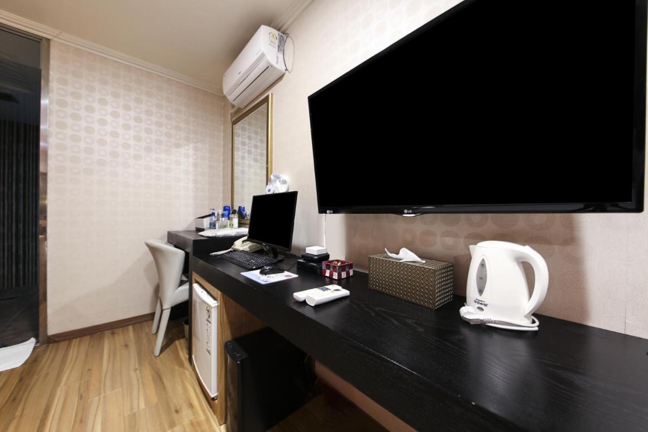Central Hotel Changwon Bagian luar foto