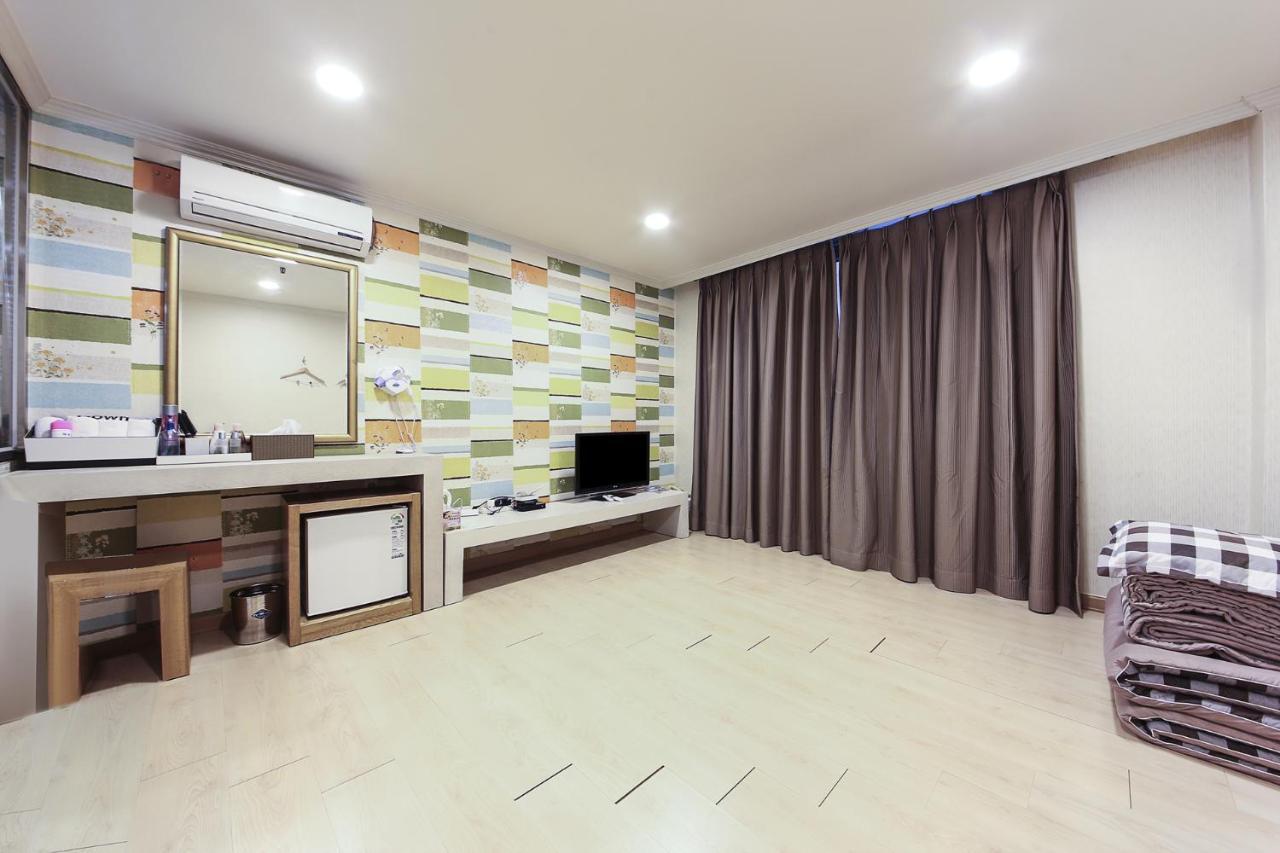 Central Hotel Changwon Bagian luar foto
