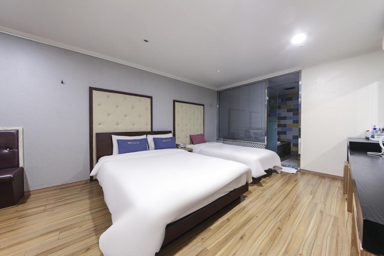 Central Hotel Changwon Bagian luar foto