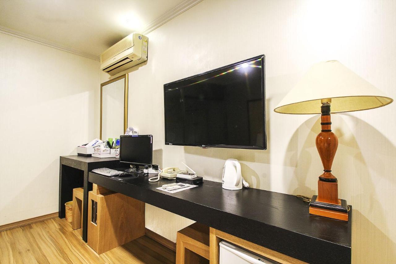 Central Hotel Changwon Bagian luar foto