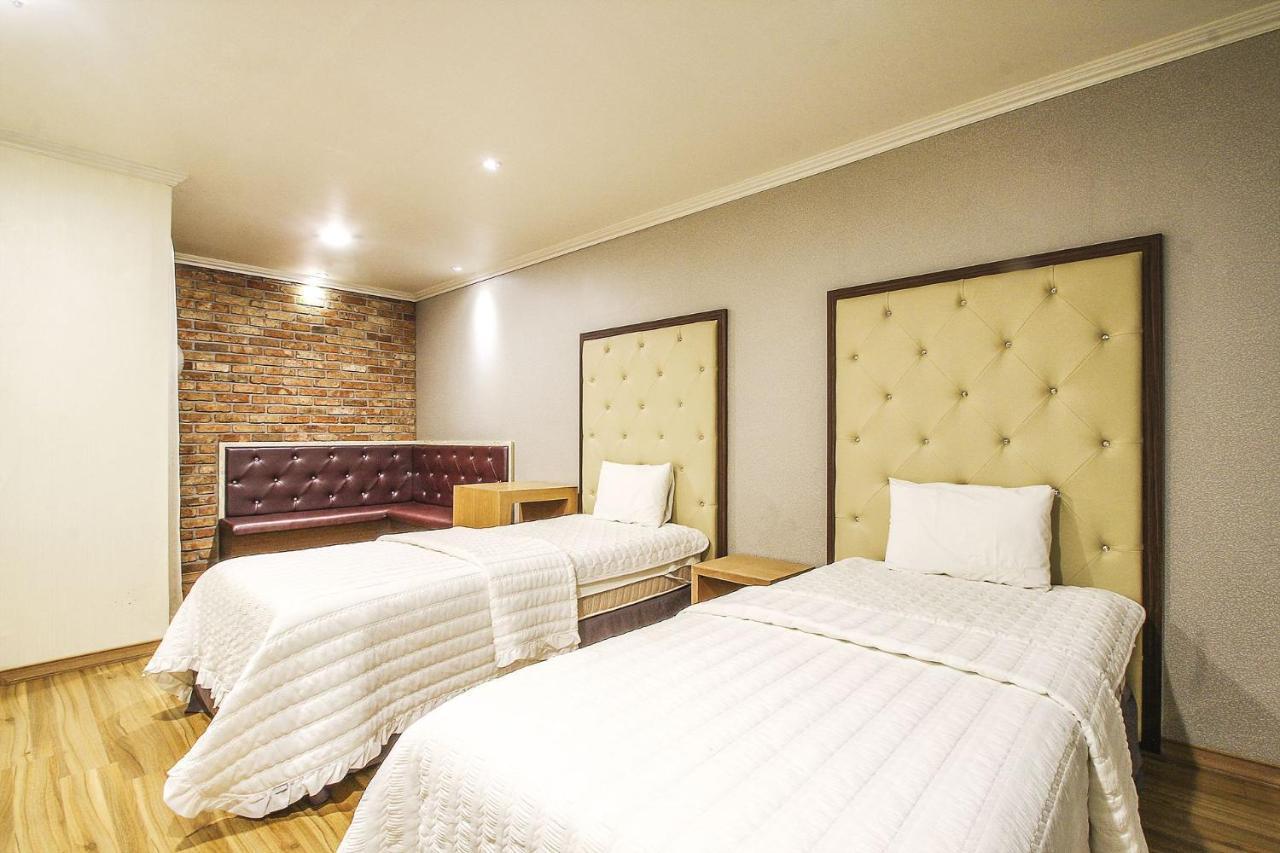 Central Hotel Changwon Bagian luar foto