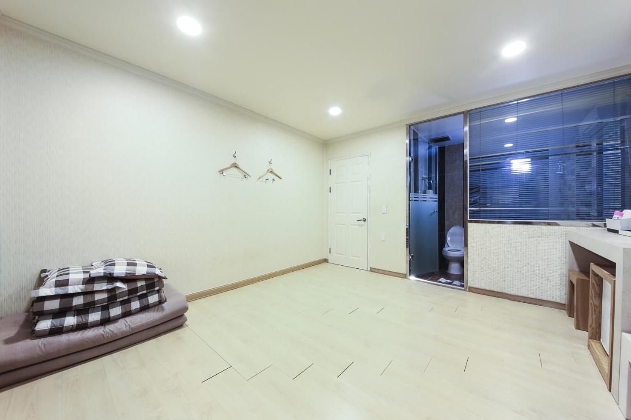 Central Hotel Changwon Bagian luar foto