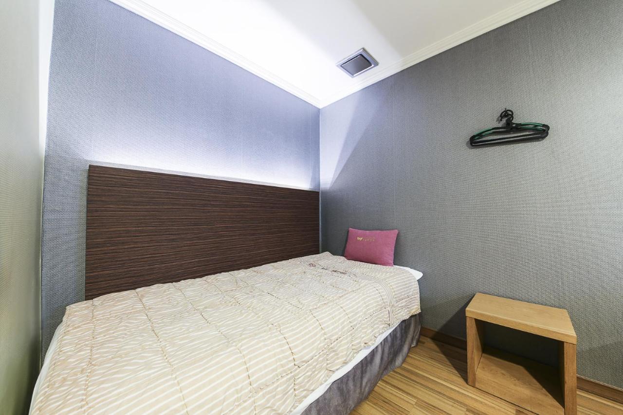 Central Hotel Changwon Bagian luar foto