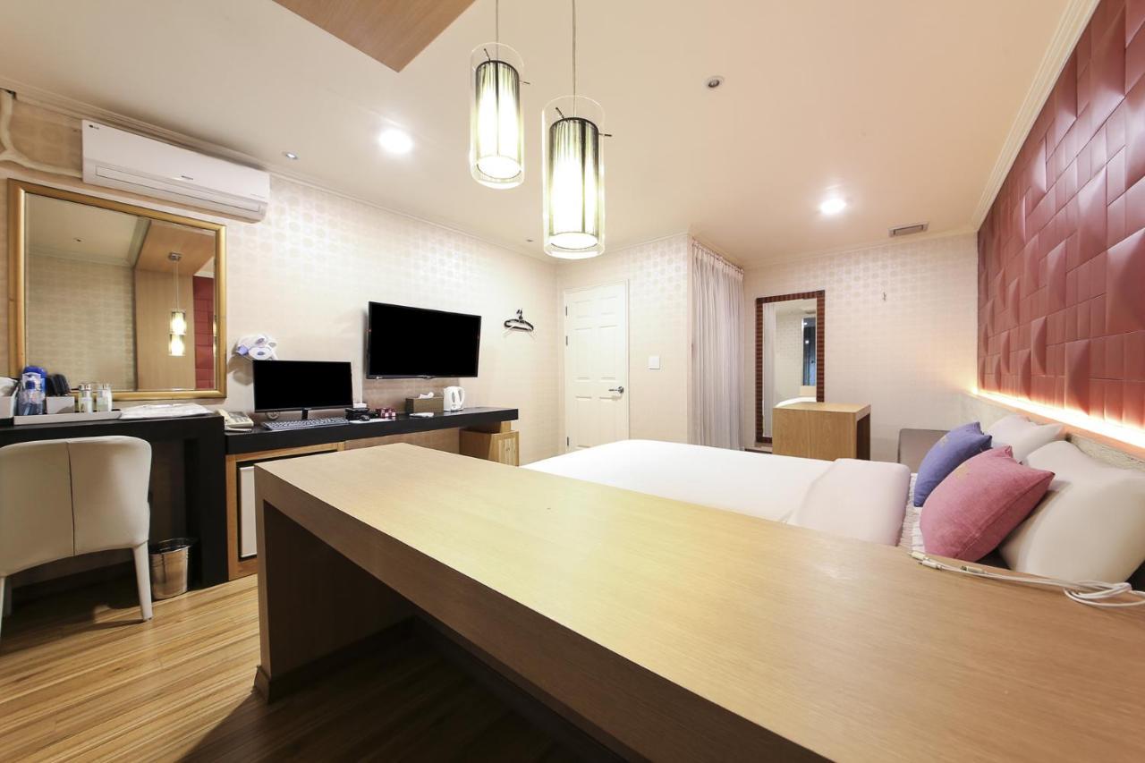 Central Hotel Changwon Bagian luar foto