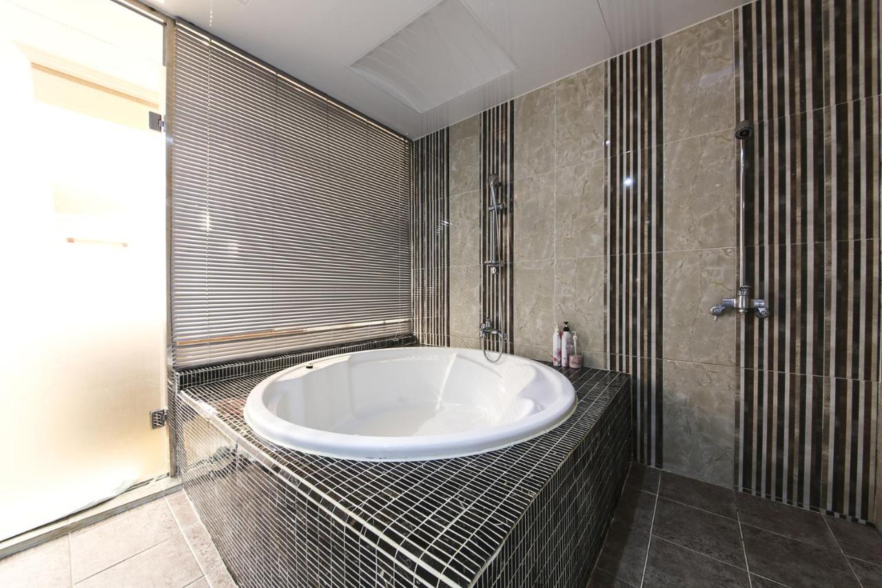 Central Hotel Changwon Bagian luar foto