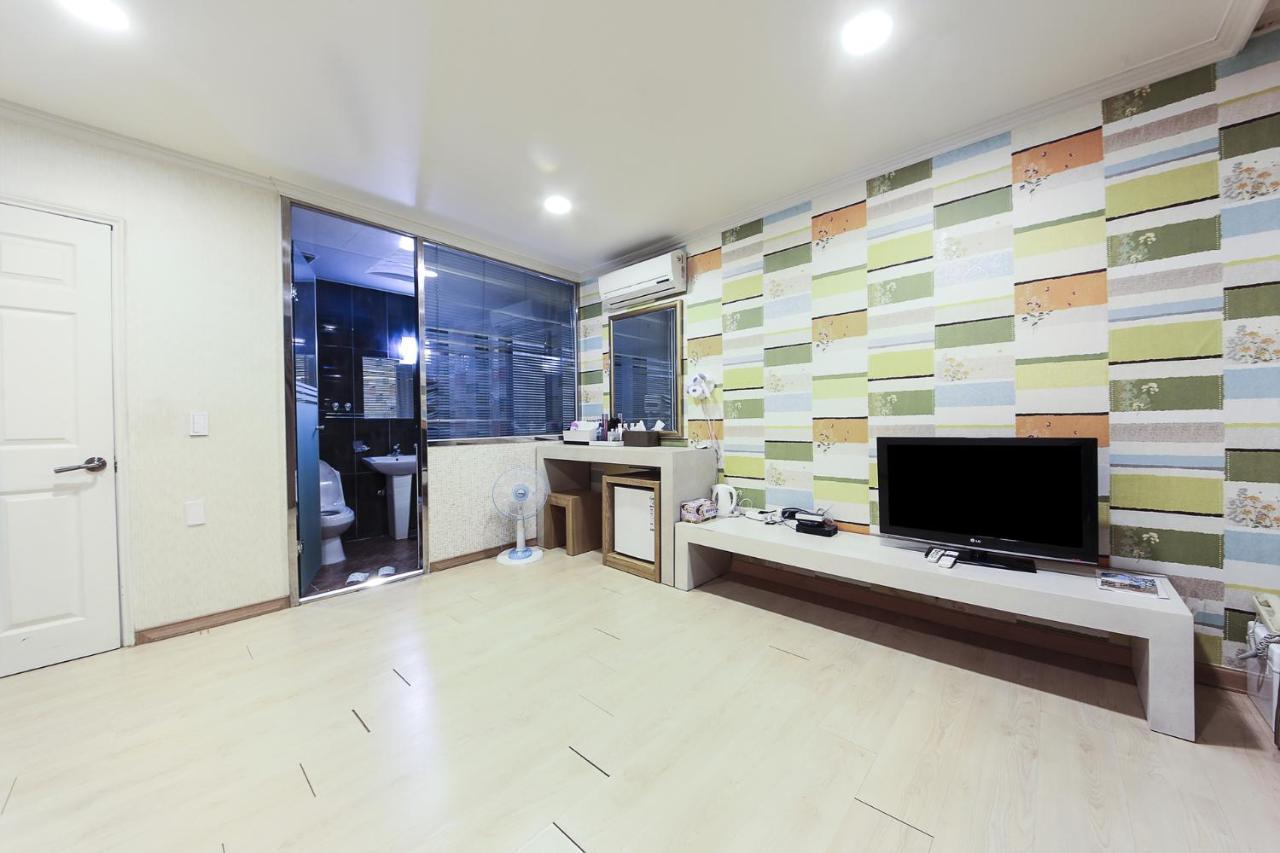 Central Hotel Changwon Bagian luar foto