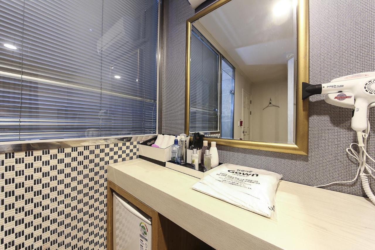 Central Hotel Changwon Bagian luar foto