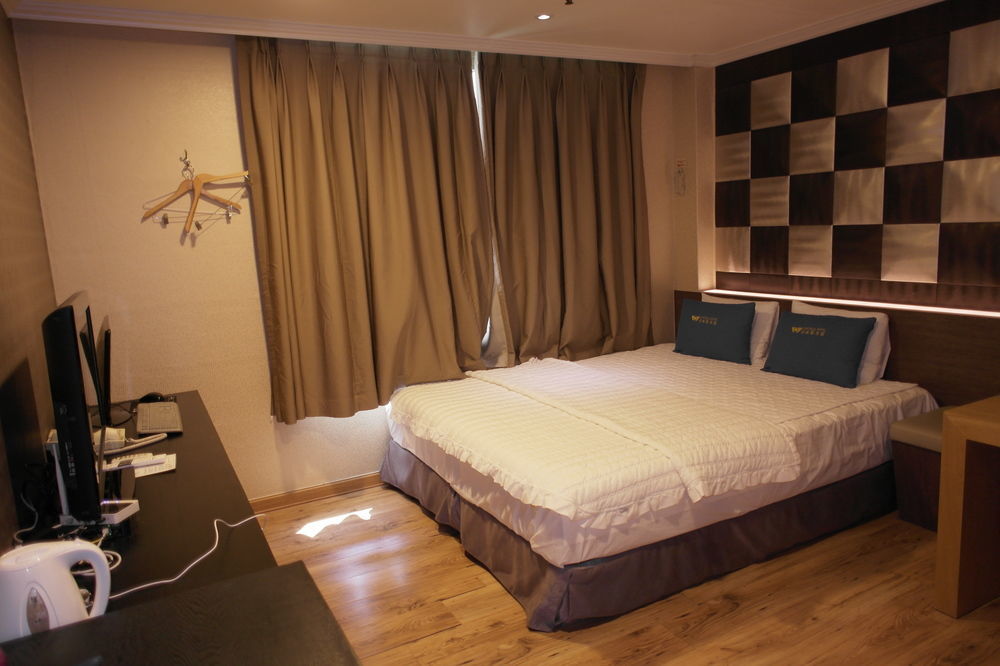 Central Hotel Changwon Bagian luar foto