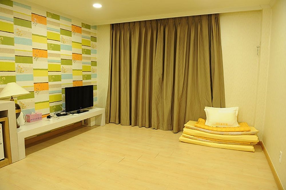 Central Hotel Changwon Bagian luar foto