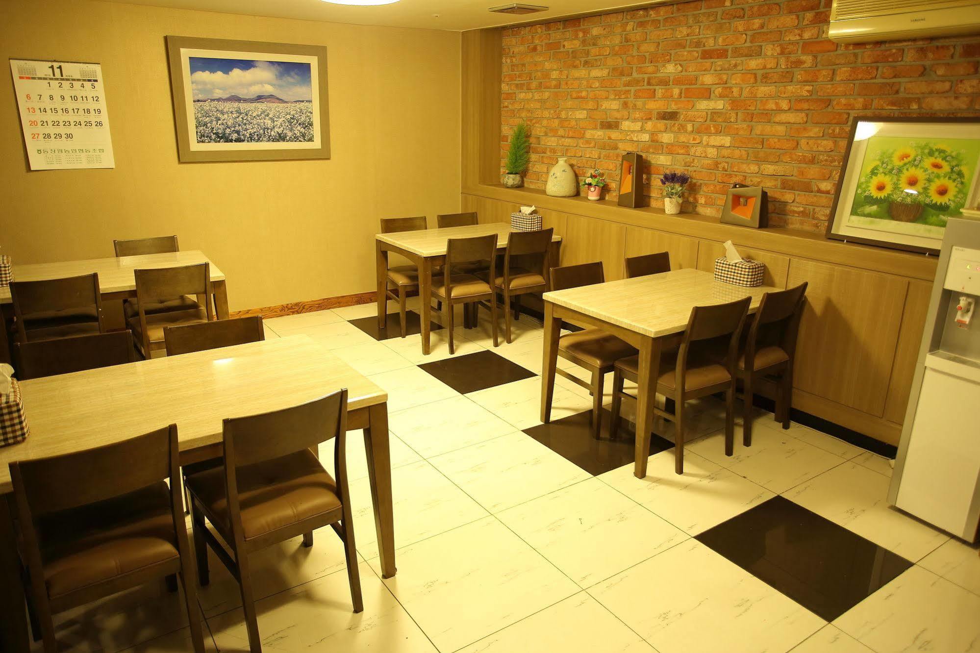 Central Hotel Changwon Bagian luar foto