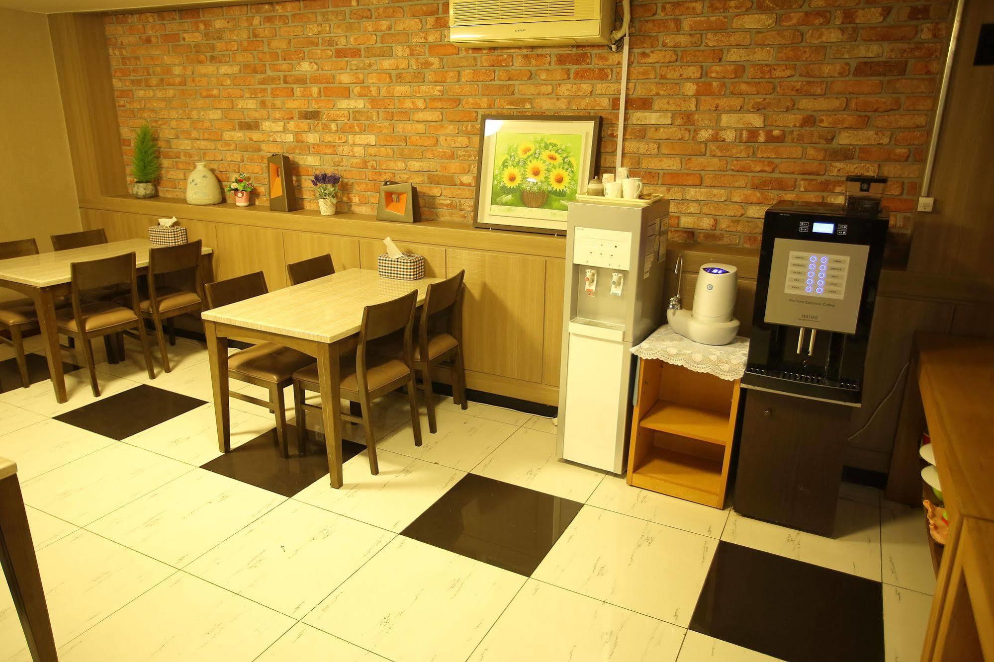 Central Hotel Changwon Bagian luar foto