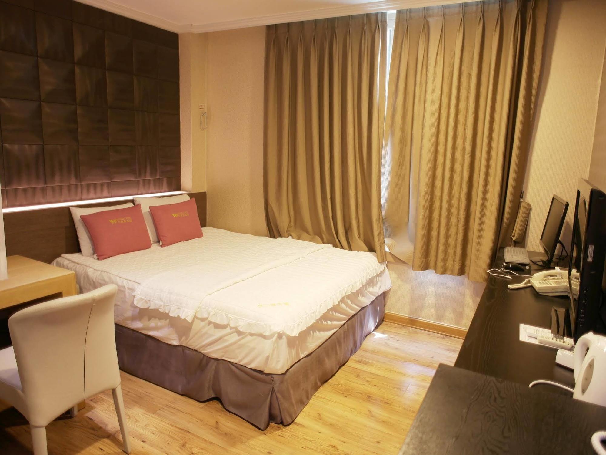 Central Hotel Changwon Bagian luar foto