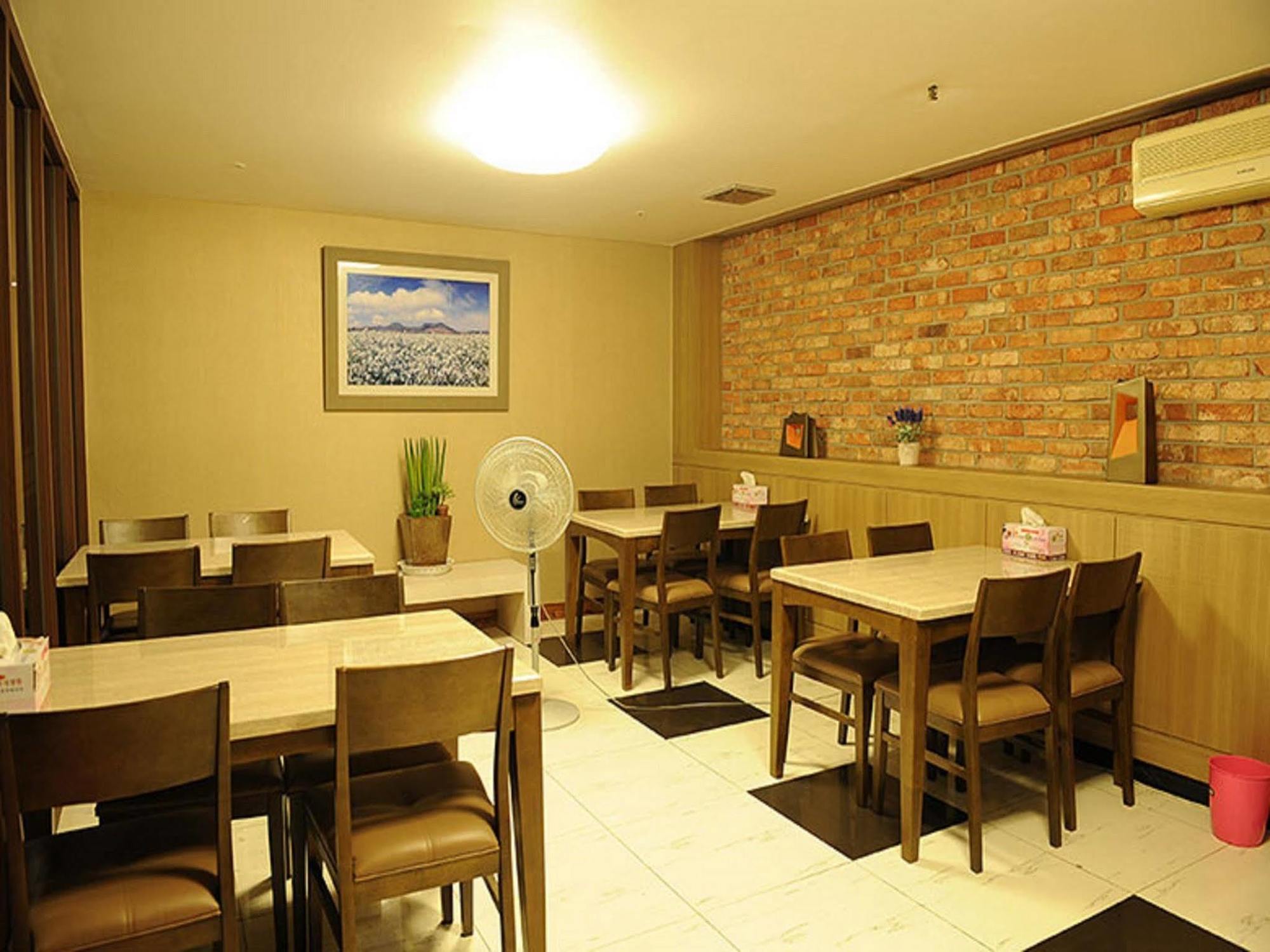 Central Hotel Changwon Bagian luar foto