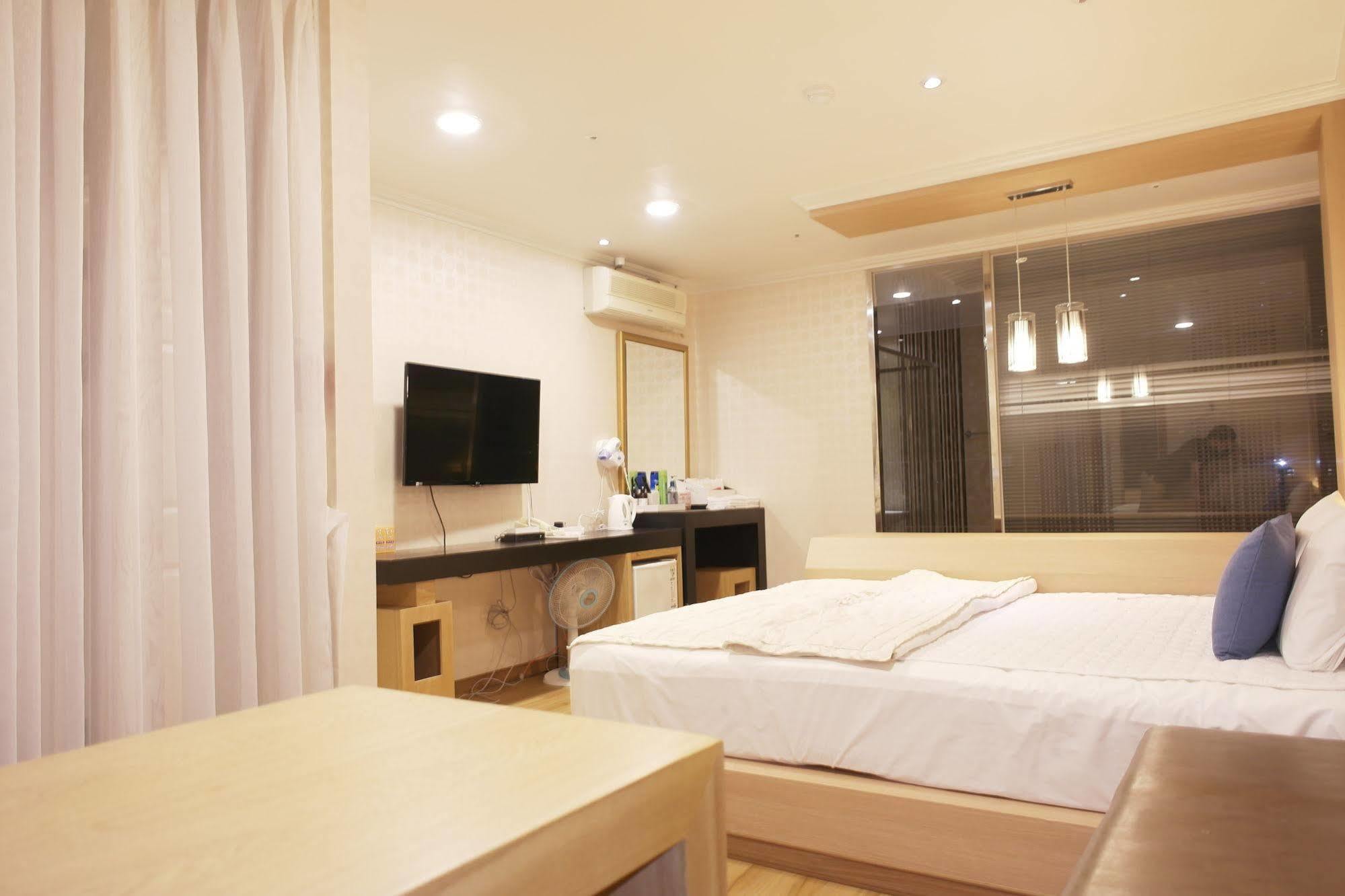 Central Hotel Changwon Bagian luar foto