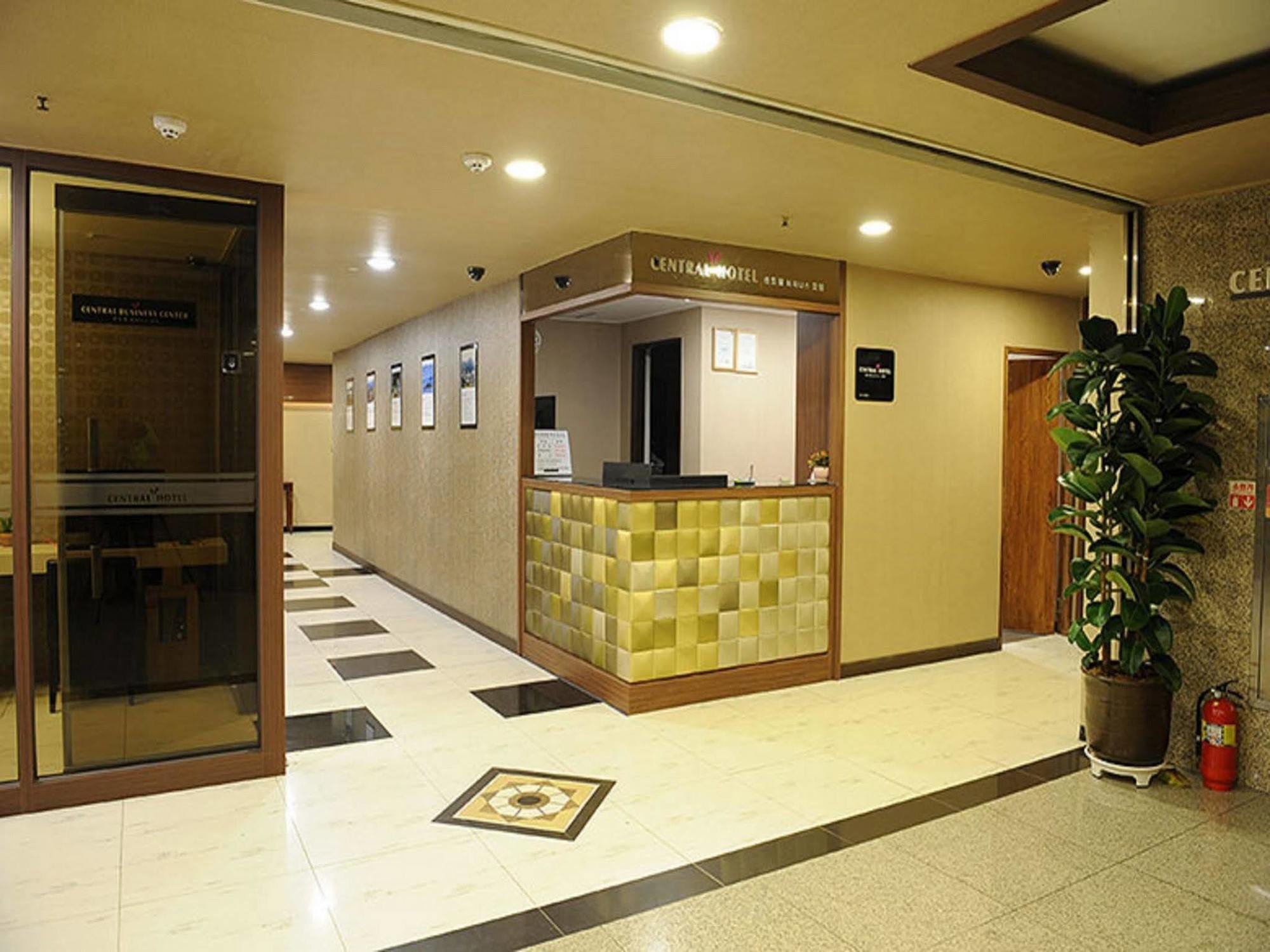 Central Hotel Changwon Bagian luar foto