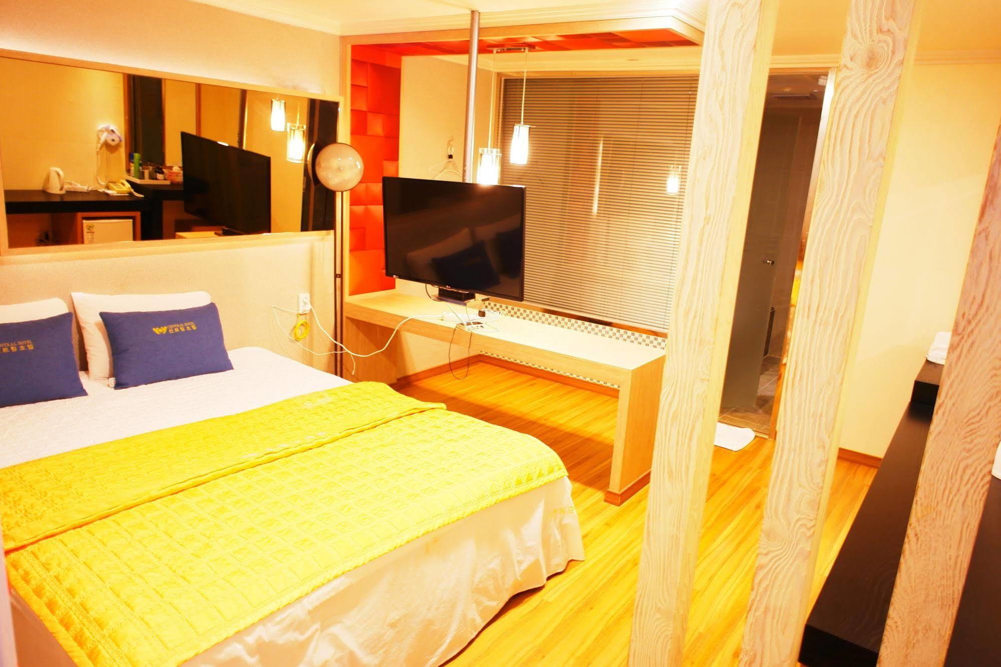 Central Hotel Changwon Bagian luar foto