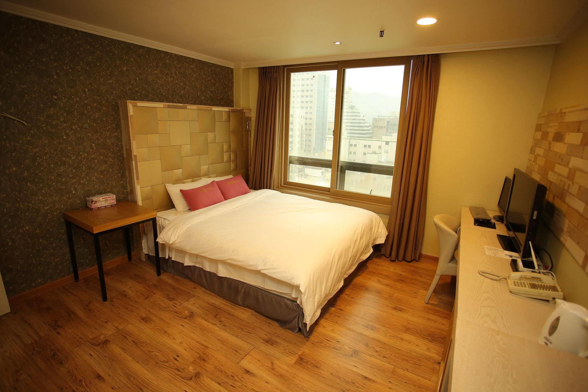 Central Hotel Changwon Bagian luar foto