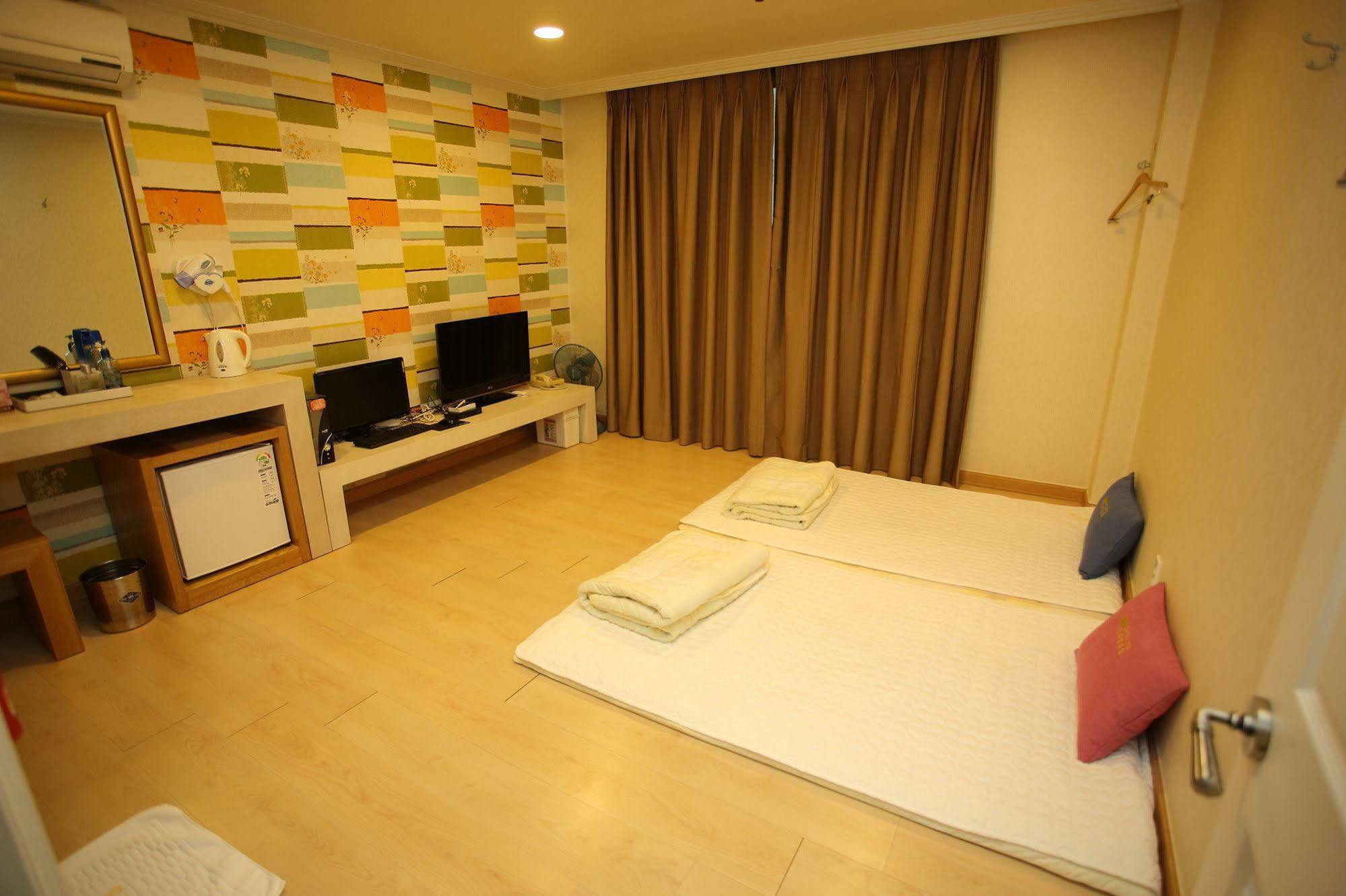 Central Hotel Changwon Bagian luar foto