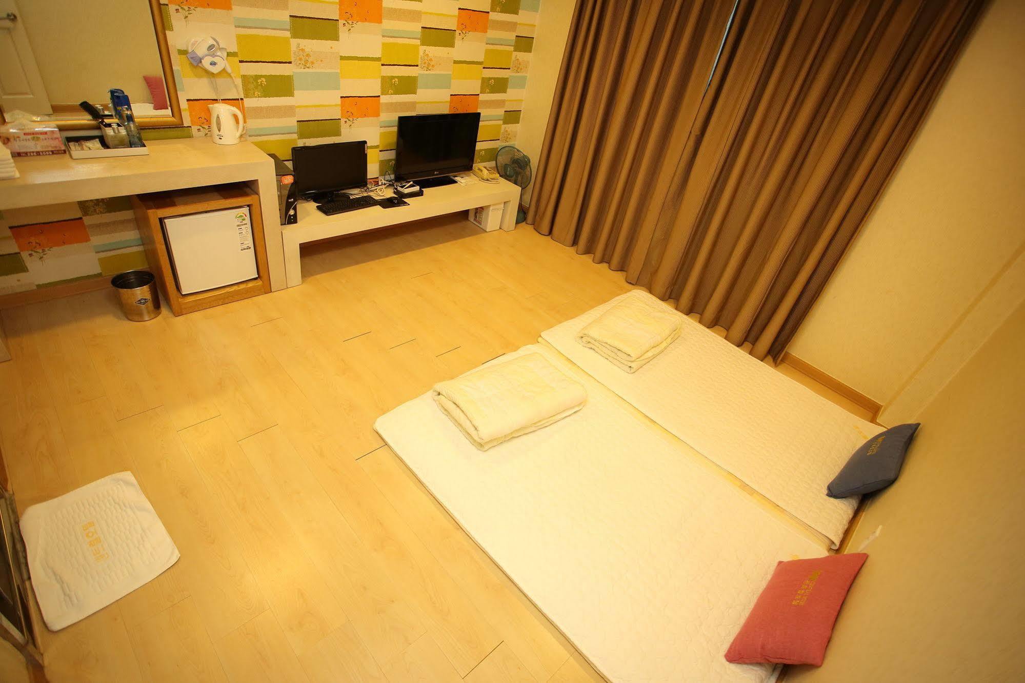 Central Hotel Changwon Bagian luar foto