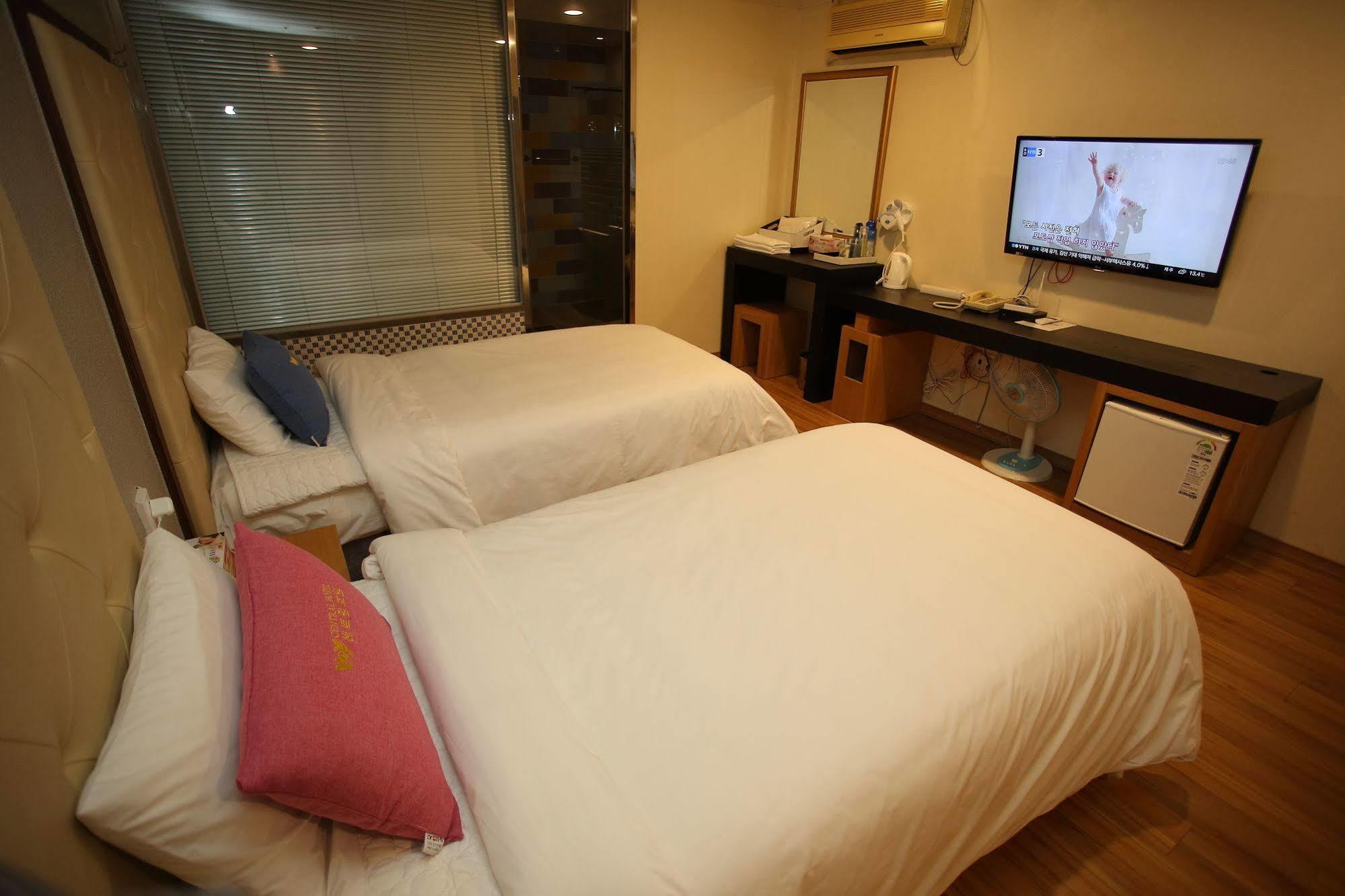 Central Hotel Changwon Bagian luar foto