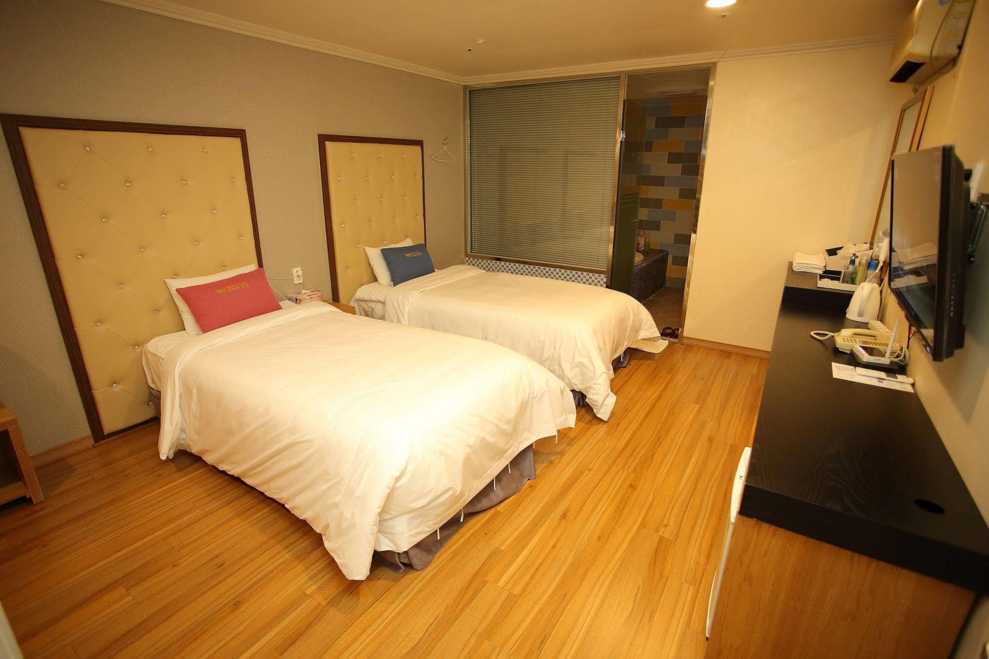 Central Hotel Changwon Bagian luar foto