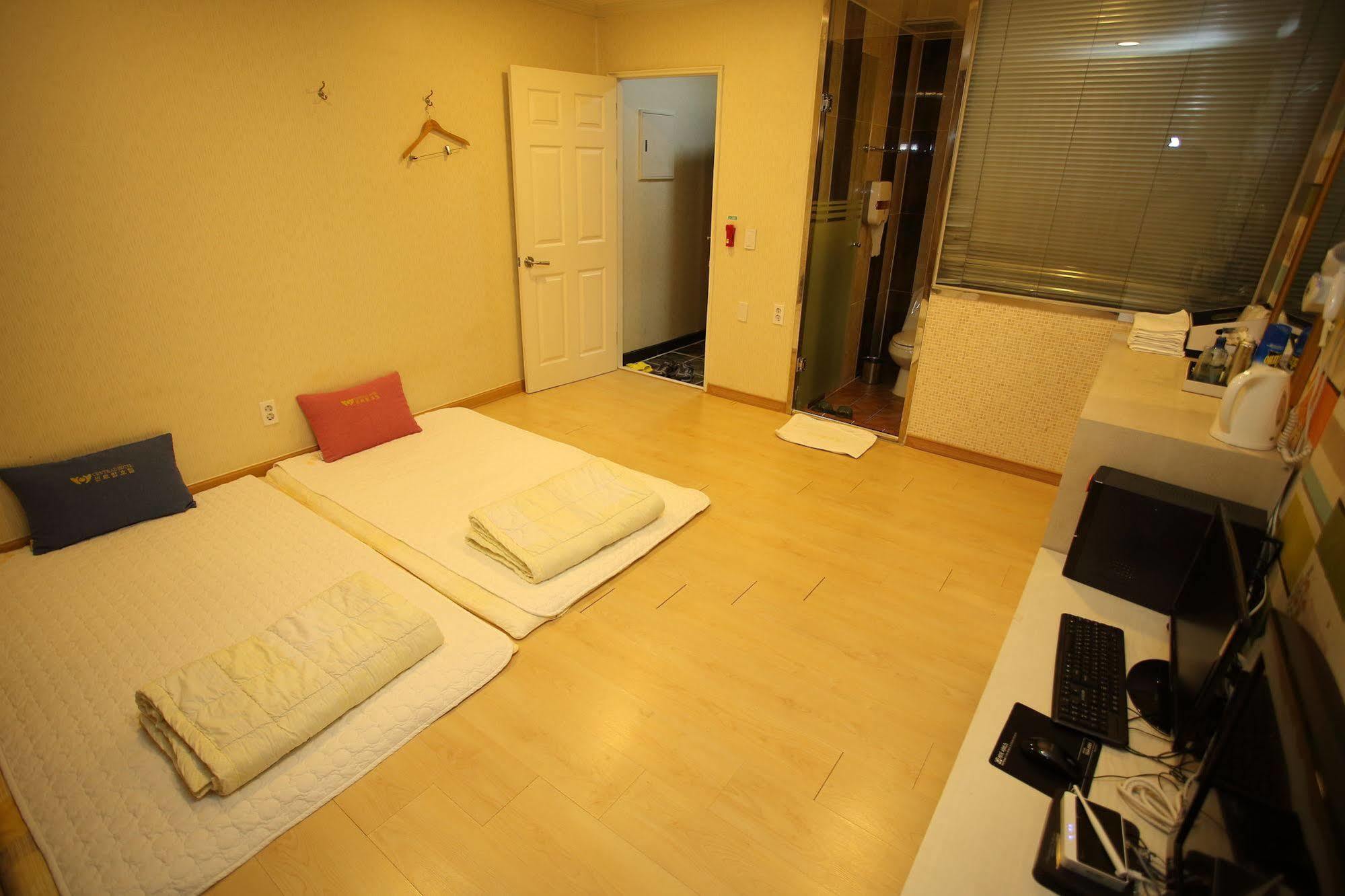 Central Hotel Changwon Bagian luar foto