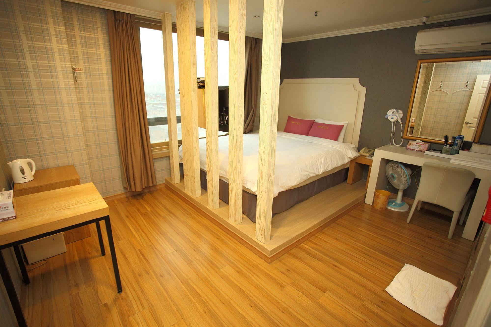 Central Hotel Changwon Bagian luar foto