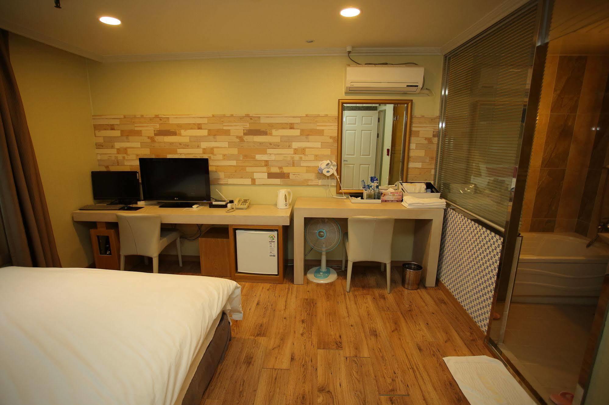 Central Hotel Changwon Bagian luar foto