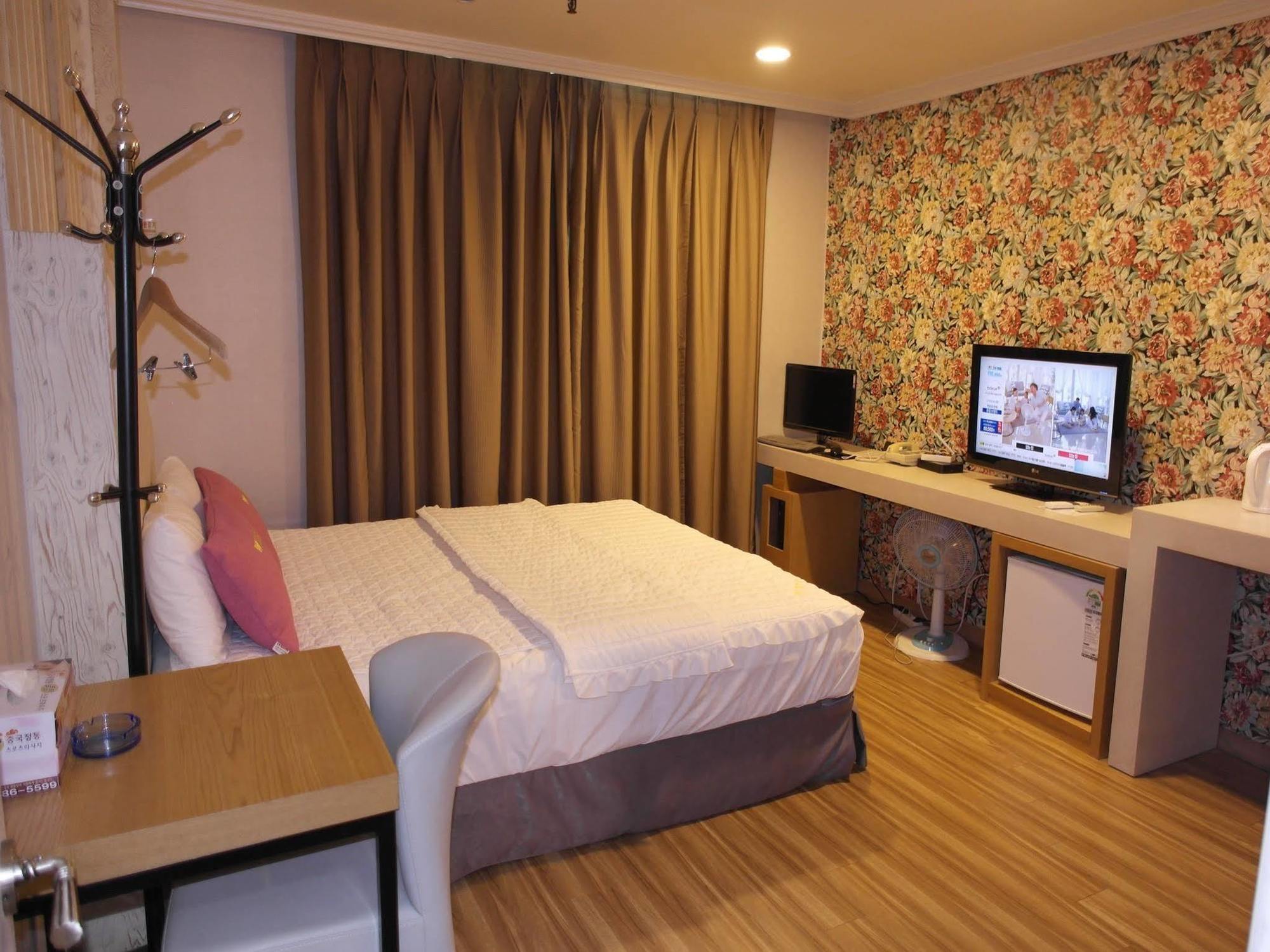 Central Hotel Changwon Bagian luar foto